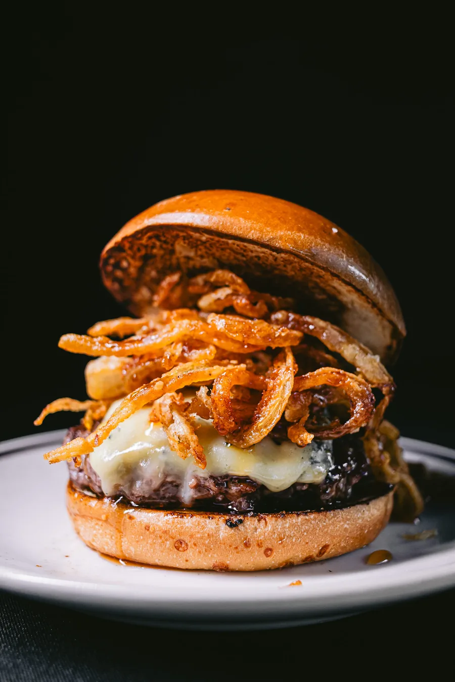 Hambúrguer com cebola crocante, queijo gorgonzola e blend grelhado